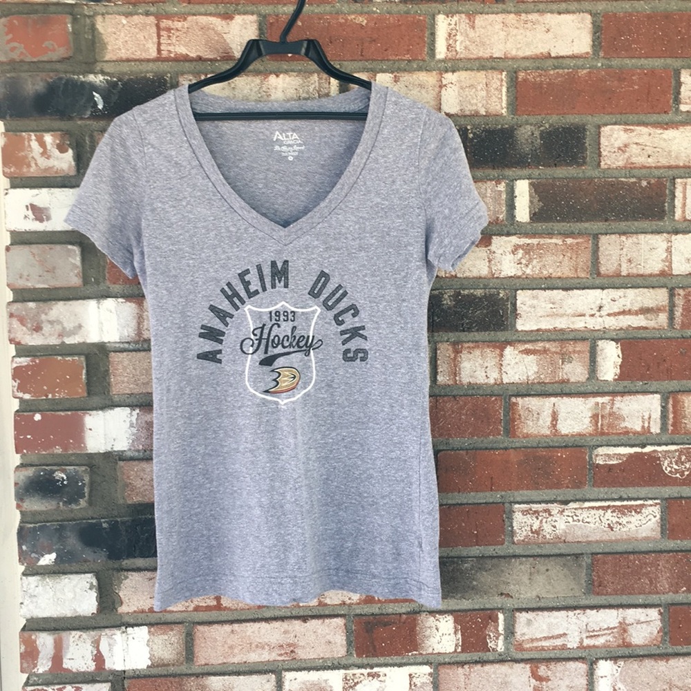 Gray Anaheim Ducks 1993 Hockey Women’s V-neck Shirt SIZE MEDIUM🏒🦆👚👕🩶
